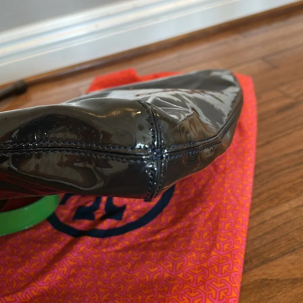 Tory Burch patent tote bag - Picture 7 of 15